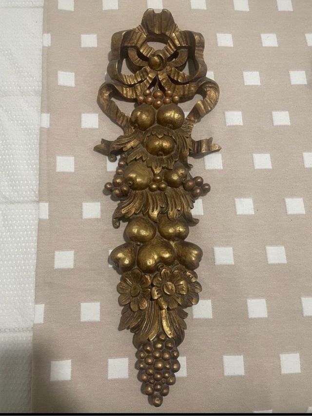 Bellissima decorazione da parete dorata a forma di frutta o cornocupia