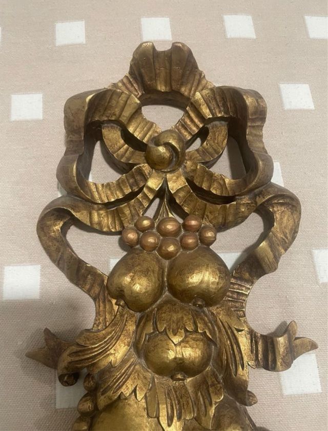 Bellissima decorazione da parete dorata a forma di frutta o cornocupia