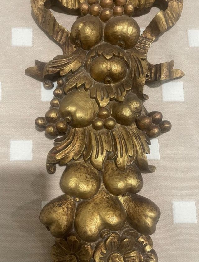Bellissima decorazione da parete dorata a forma di frutta o cornocupia