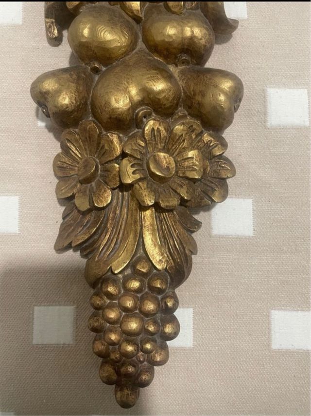 Bellissima decorazione da parete dorata a forma di frutta o cornocupia