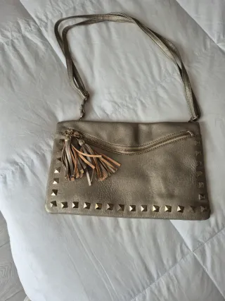 Bolso de fiesta dorado con tachuelas
