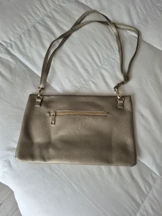 Bolso de fiesta dorado con tachuelas