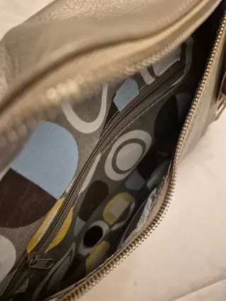 Bolso de fiesta dorado con tachuelas