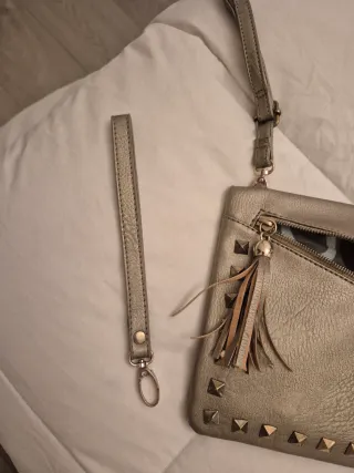 Bolso de fiesta dorado con tachuelas