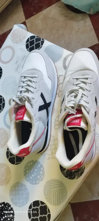 Zapatillas Munich grises, rojas y blancas