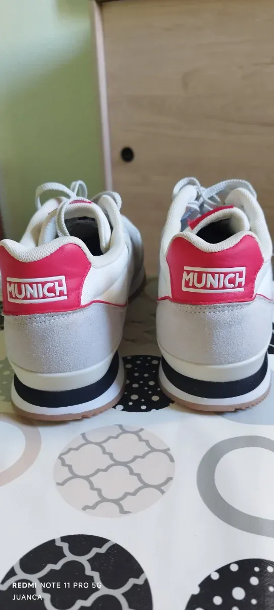 Zapatillas Munich grises, rojas y blancas
