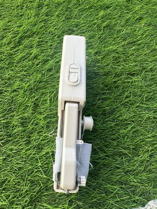 Máquina de coser de mano portátil