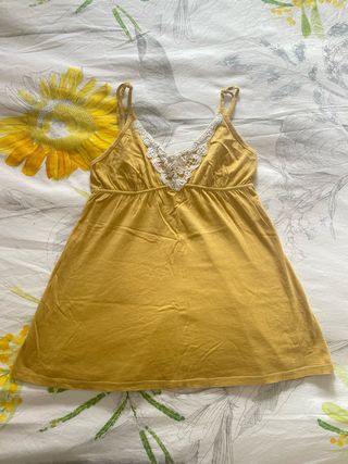 Top lencero mostaza con encaje blanco
