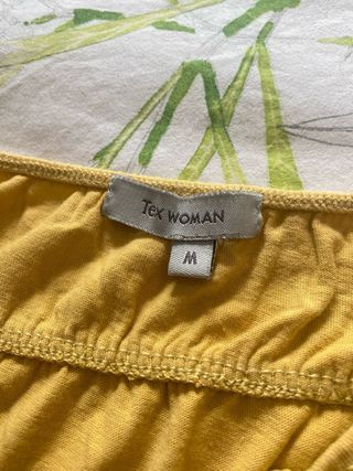 Top lencero mostaza con encaje blanco