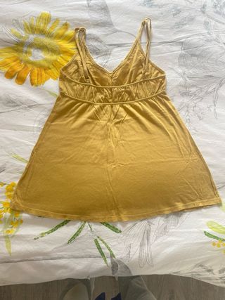 Top lencero mostaza con encaje blanco