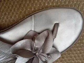 Sandalias Clarks plateadas piel flor