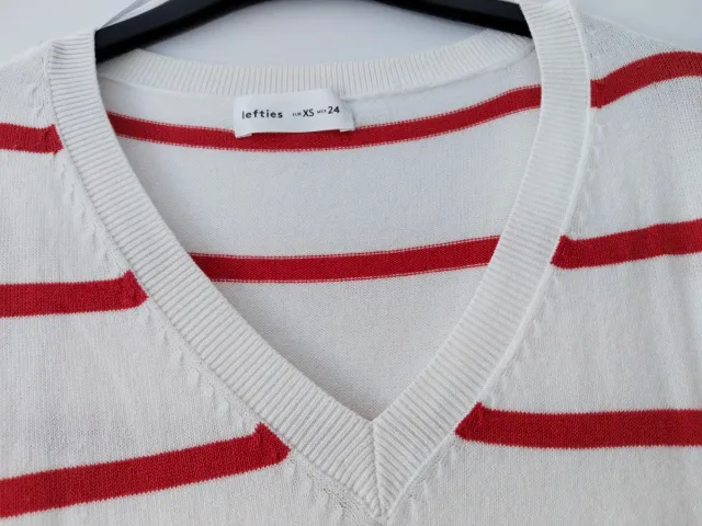 Jersey rayas cuello pico blanco y rojo