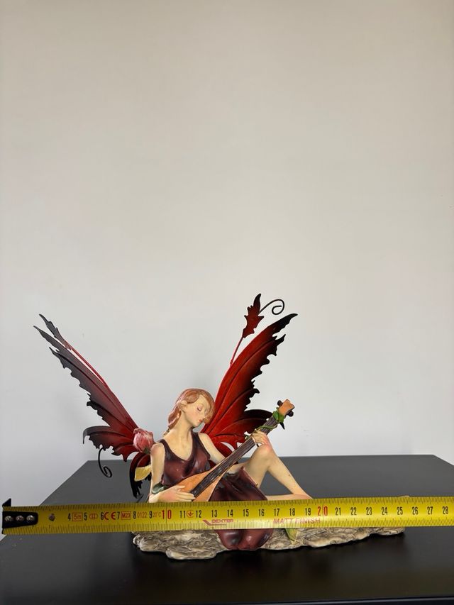 Fata con ali rosse in ferro e liuto
