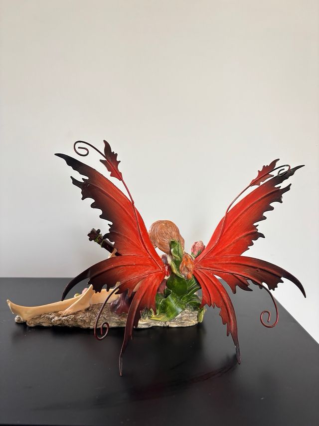 Fata con ali rosse in ferro e liuto