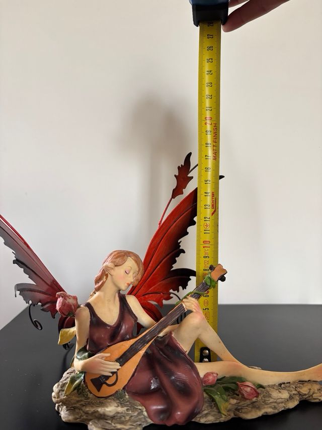 Fata con ali rosse in ferro e liuto