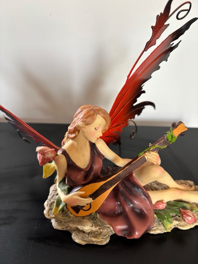 Fata con ali rosse in ferro e liuto