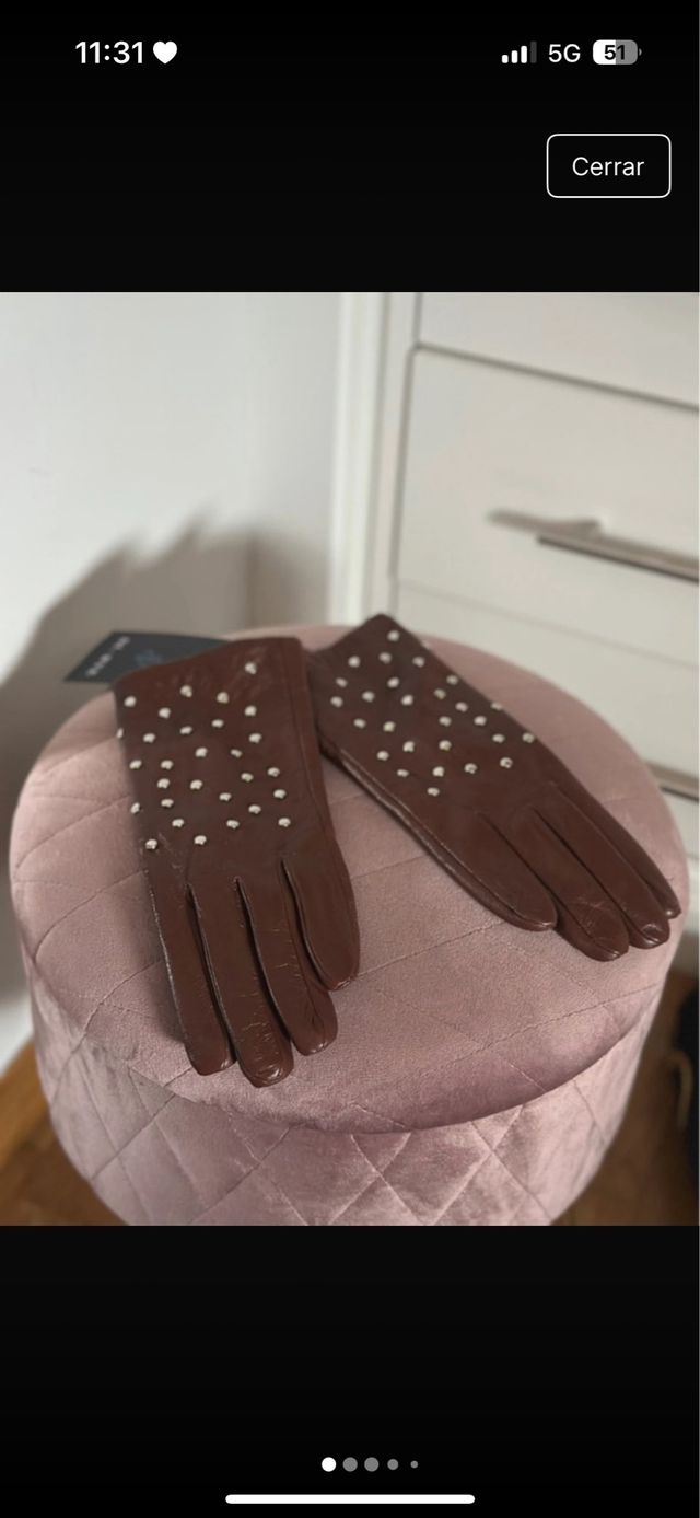 Guanti marroni in pelle con borchie