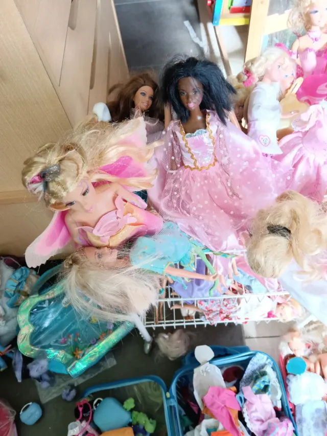 Bambole Barbie, con abiti e accessori
