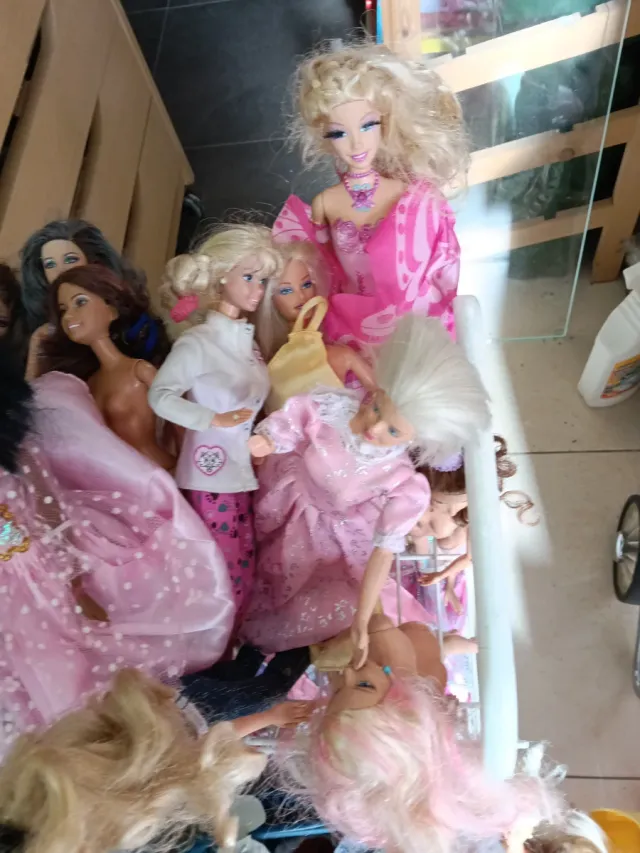 Bambole Barbie, con abiti e accessori