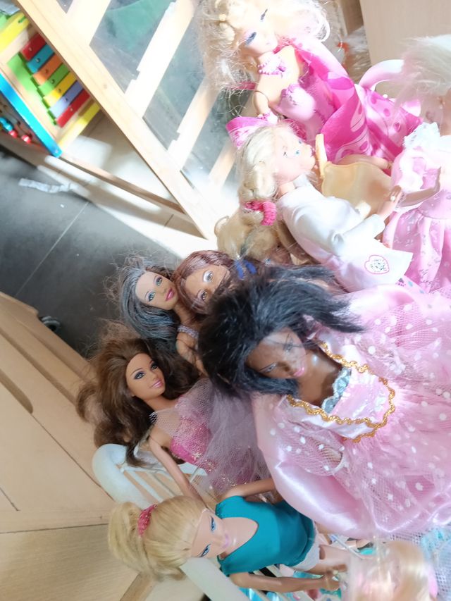 Bambole Barbie, con abiti e accessori