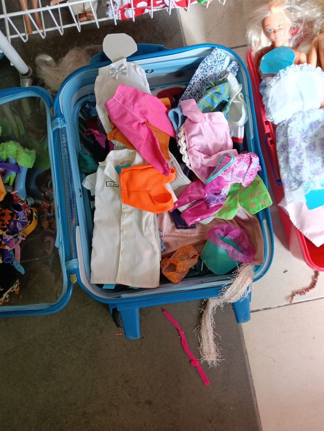 Bambole Barbie, con abiti e accessori