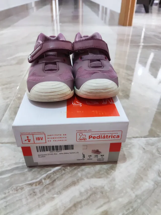 Zapatillas Biomecanics. Talla 23. Malva.