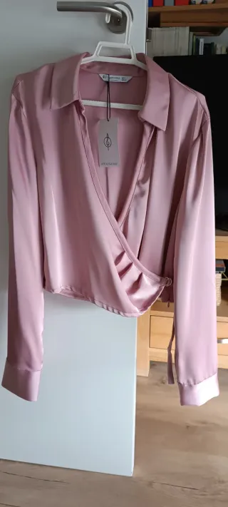 Blusa Stradivarius satinada cruzada rosa