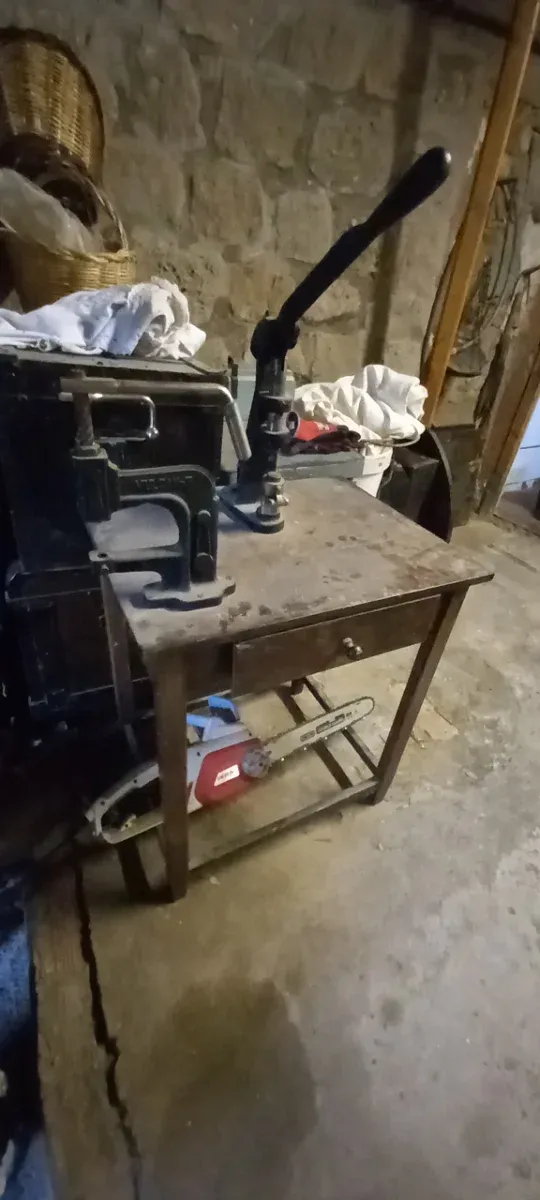 Mesa de modista con cajón