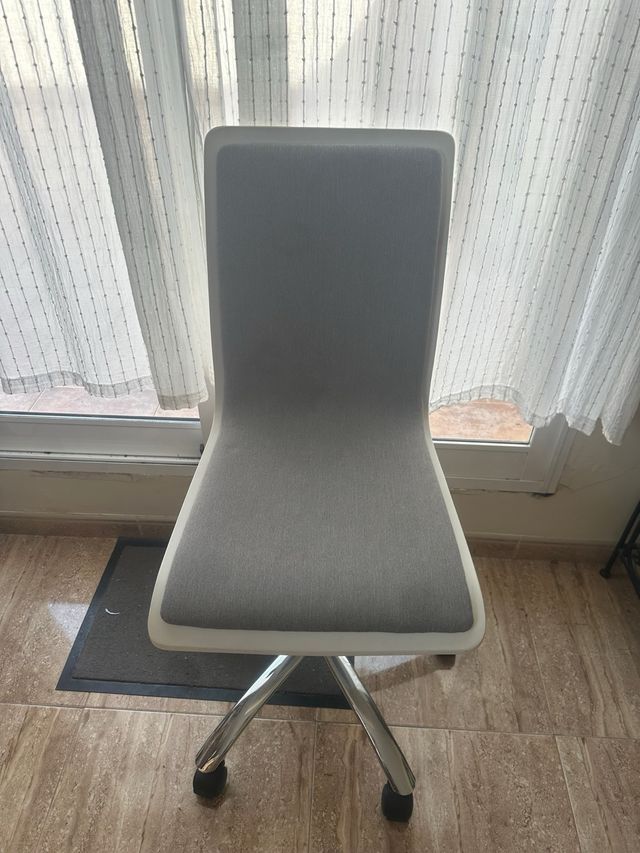 Silla de escritorio gris y blanca