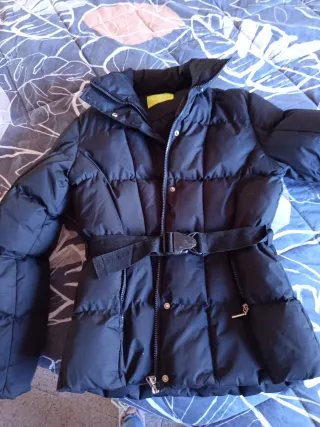 Chaquetón acolchado negro con cinturón