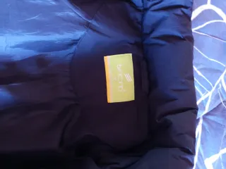 Chaquetón acolchado negro con cinturón