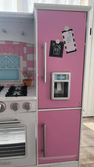 Cocinita de juguete rosa