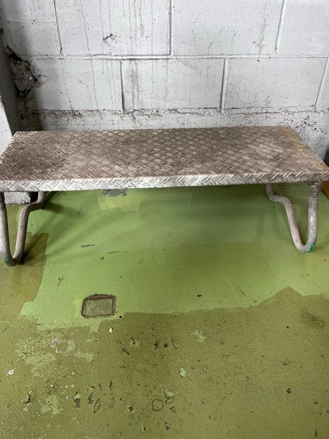 Escalón metálico antideslizante