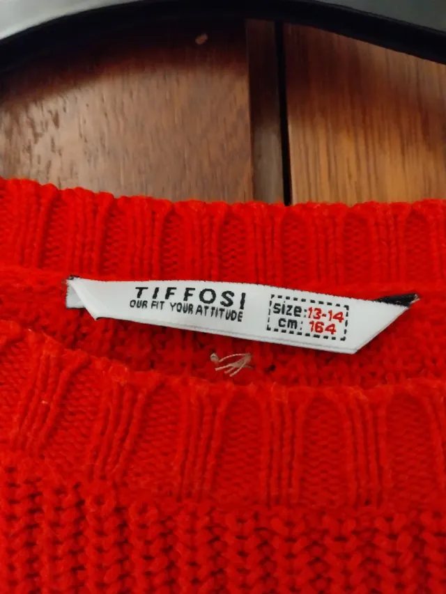 Camisola de malha vermelha com efeito atacador