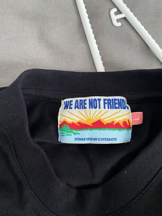 Camiseta We Are Not Friends Negra