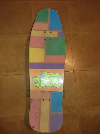 Longboard con diseño colorido