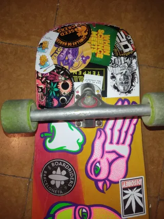 Longboard con diseño colorido