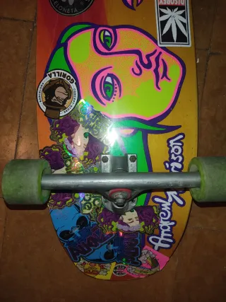 Longboard con diseño colorido