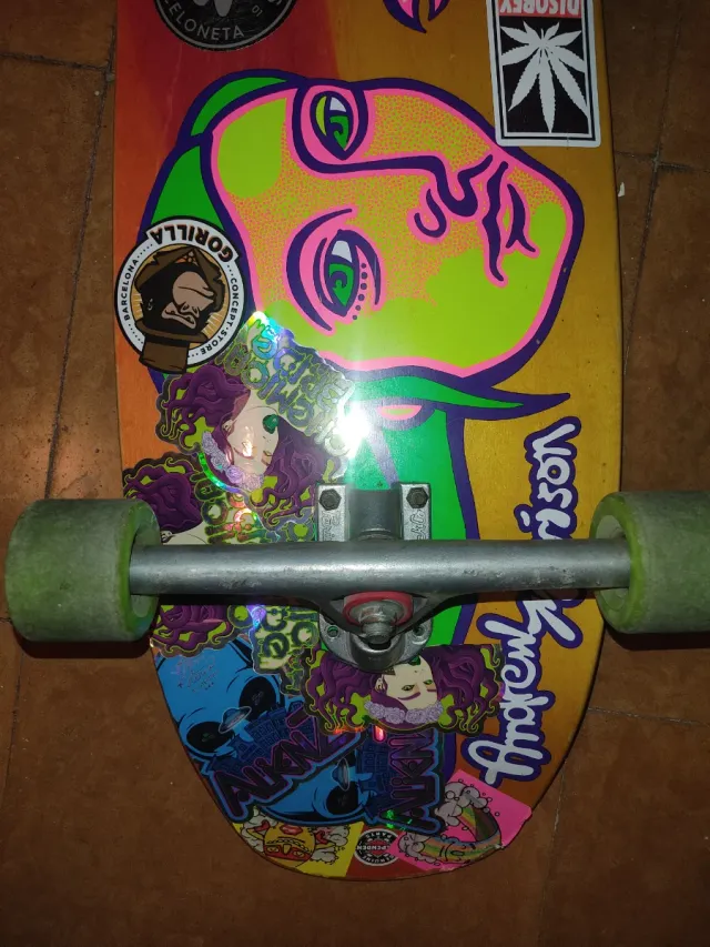 Longboard con diseño colorido