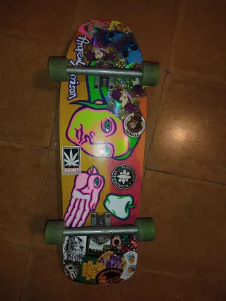Longboard con diseño colorido