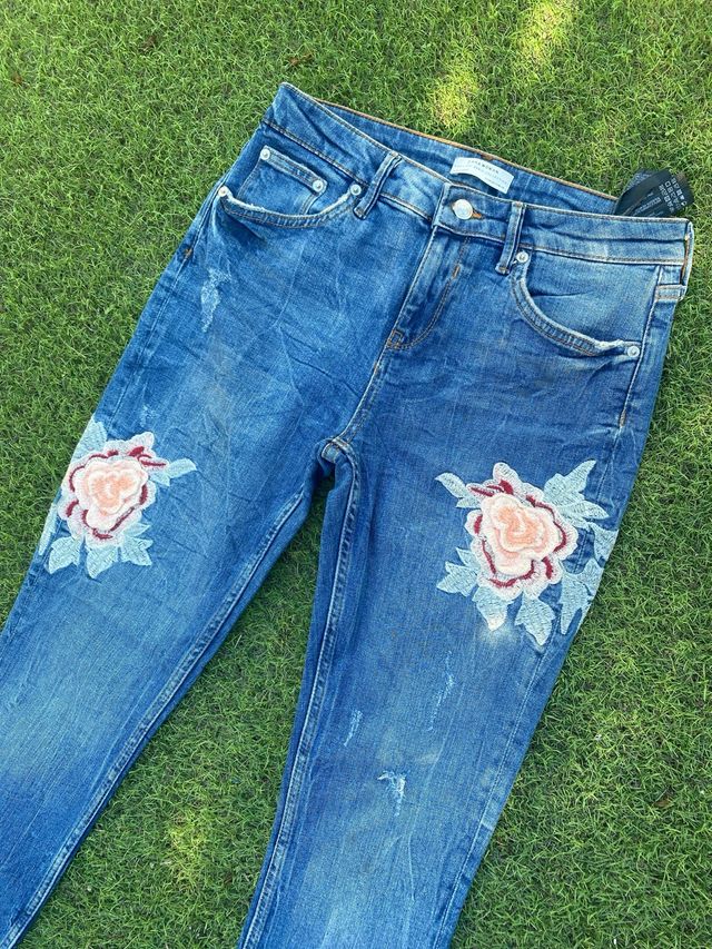 Vaqueros Zara con bordado floral