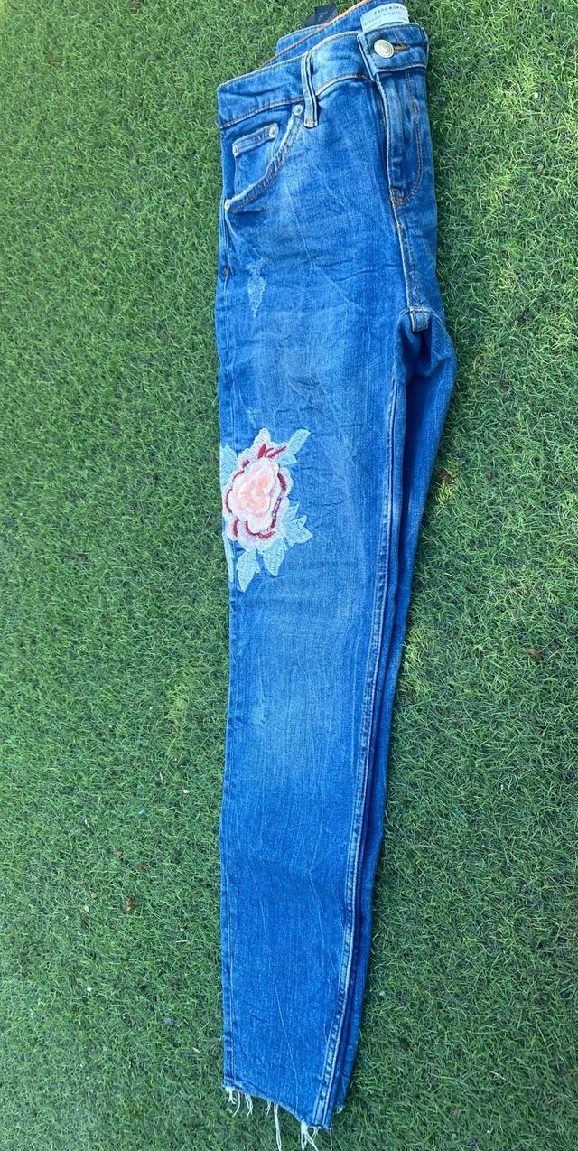 Vaqueros Zara con bordado floral