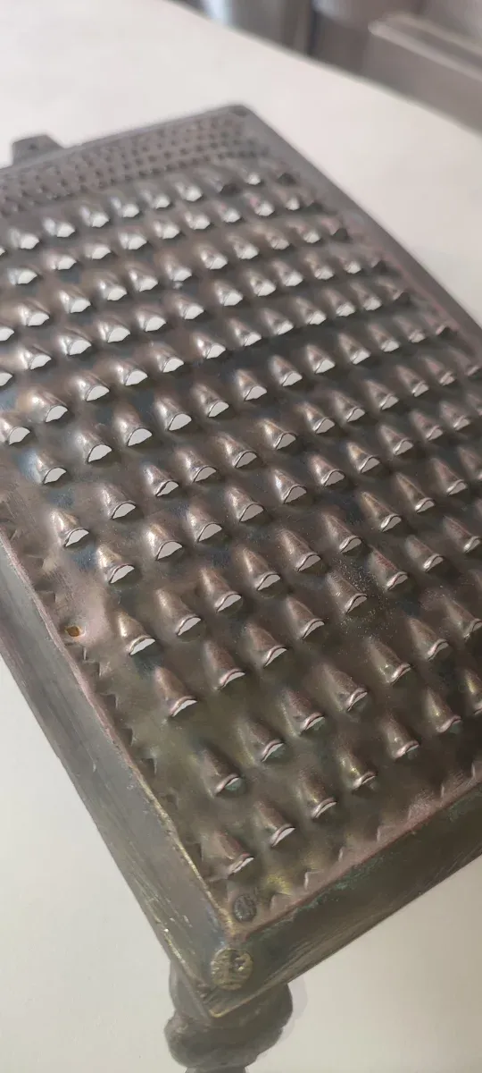 Rallador antiguo bronce s.XIX patas león