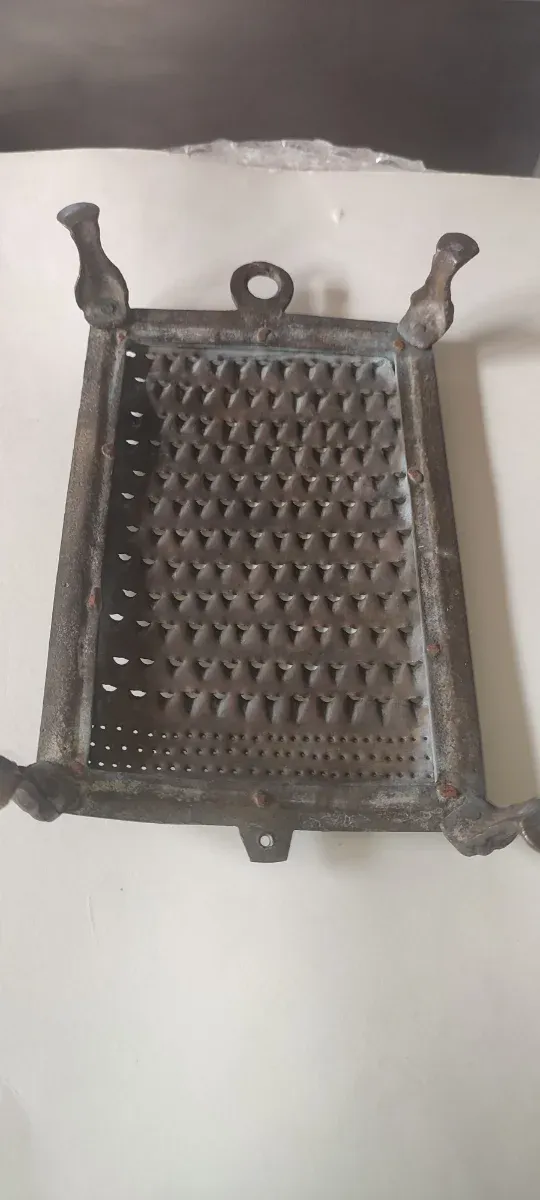 Rallador antiguo bronce s.XIX patas león