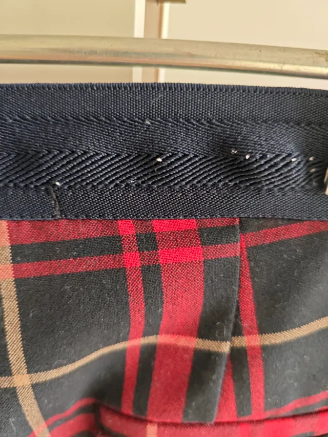 Pantalones de cuadros rojos y azules