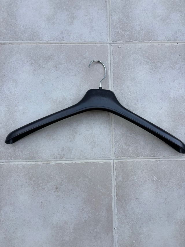 32 Perchas de plástico negras