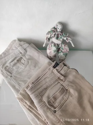 Pantalones beige y blancos