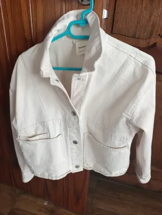 Cazadora vaquera Pull&Bear crema