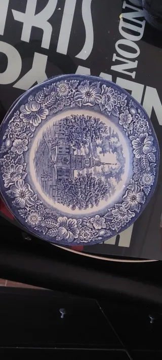 Set di piatti da collezione blu e bianchi