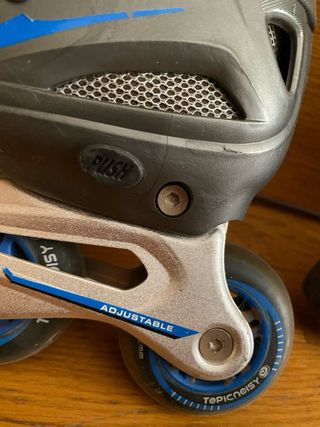 Patines en línea grises y azules